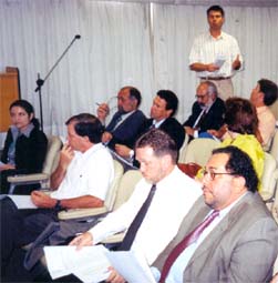 Rogério Rosa/ ECOVIDA, (de pé) apresentando uma sugestão durante os trabalhos da Câmara.